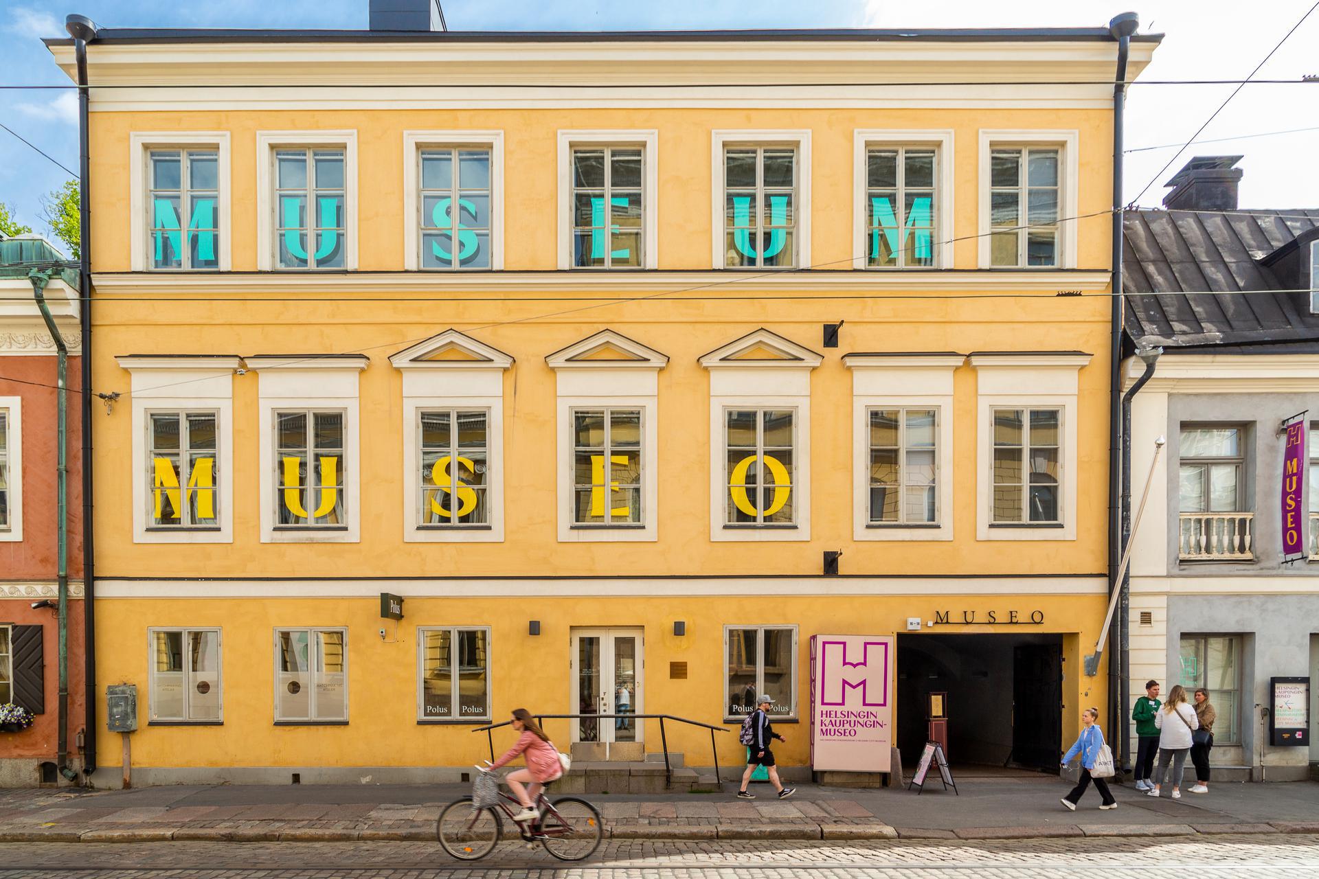 Passersby in front of the Helsinki City Museum