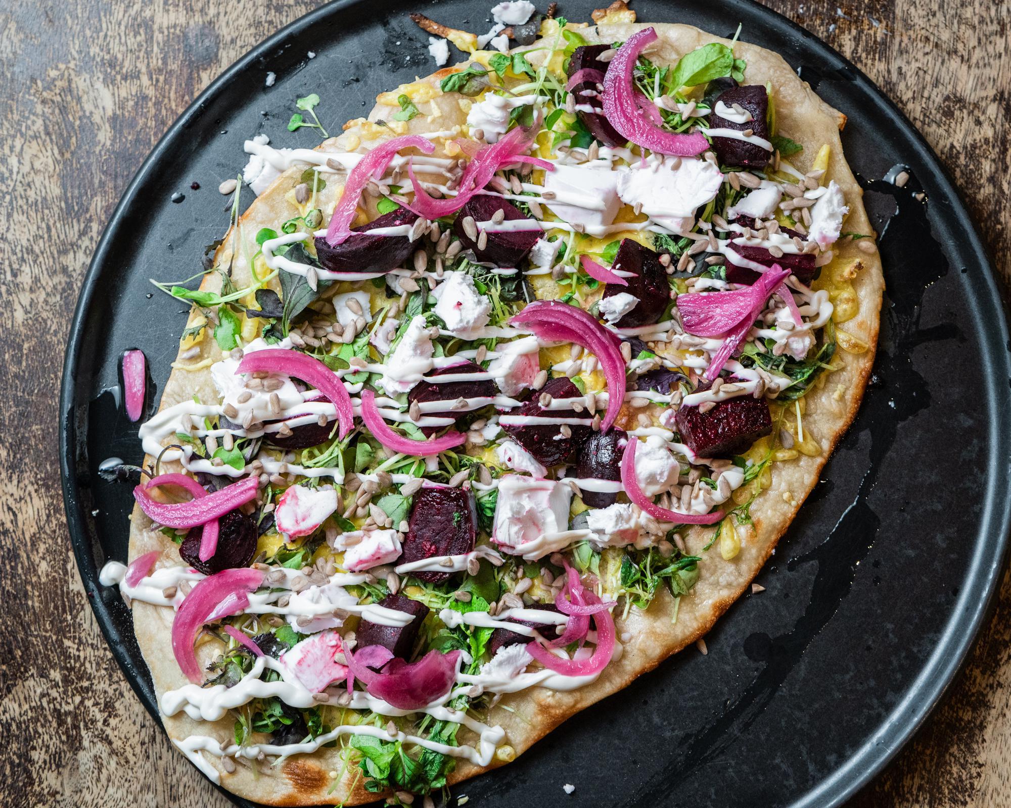 Walk the Beats flatbread! Kaikki Junk y Veganin flatbreadit tehdään sata vuotta vanhaan juureen leivotulle pohjalle.