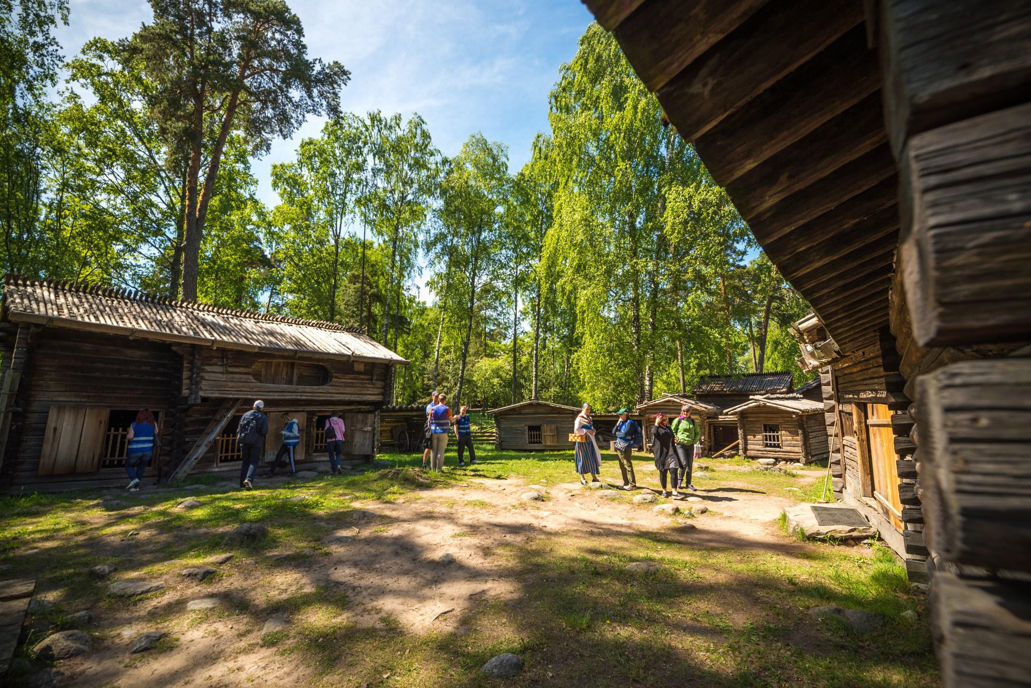 Seurasaaren ulkomuseon Niemelän torpan piha kesällä