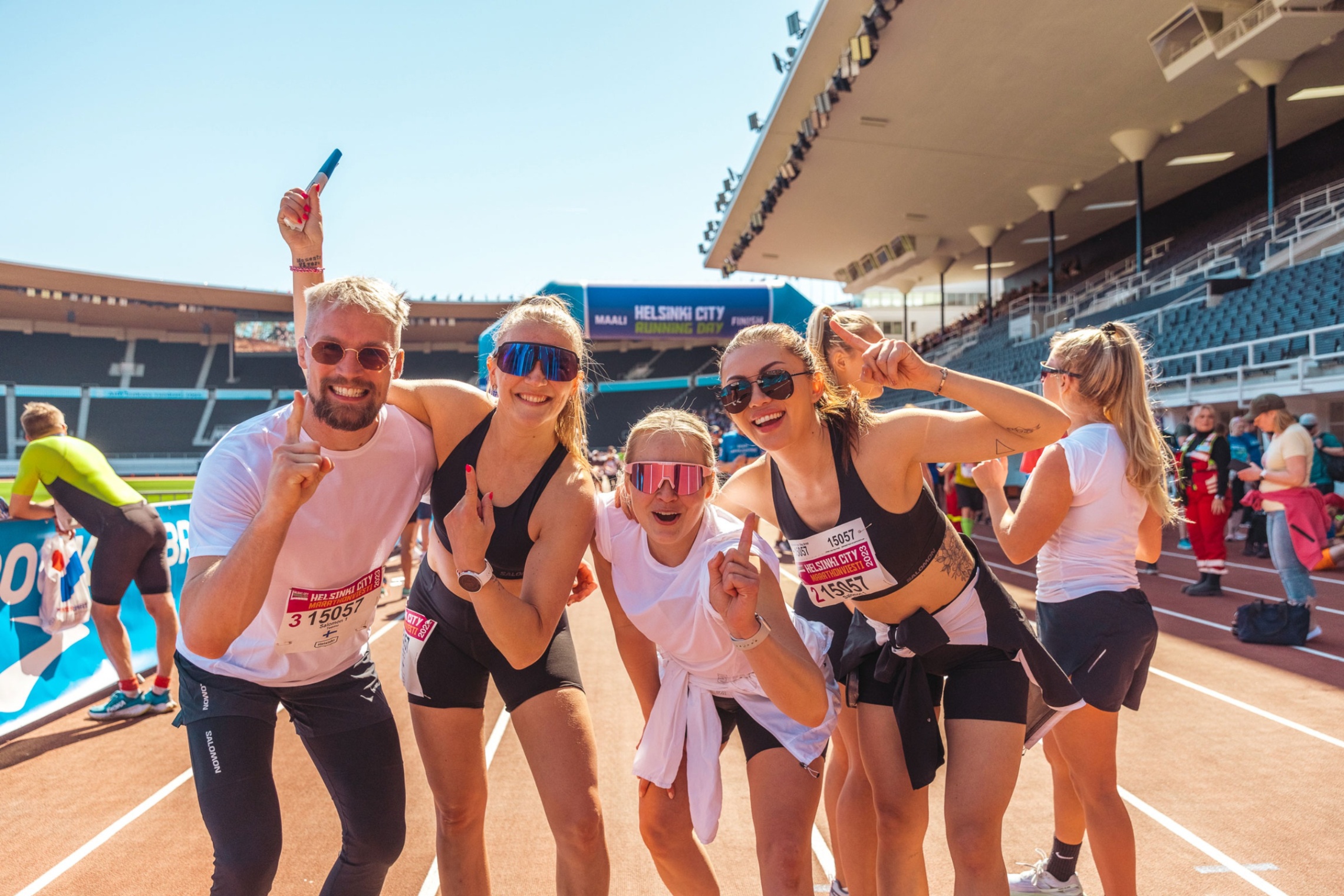 Iloisia ihmisiä stadionilla