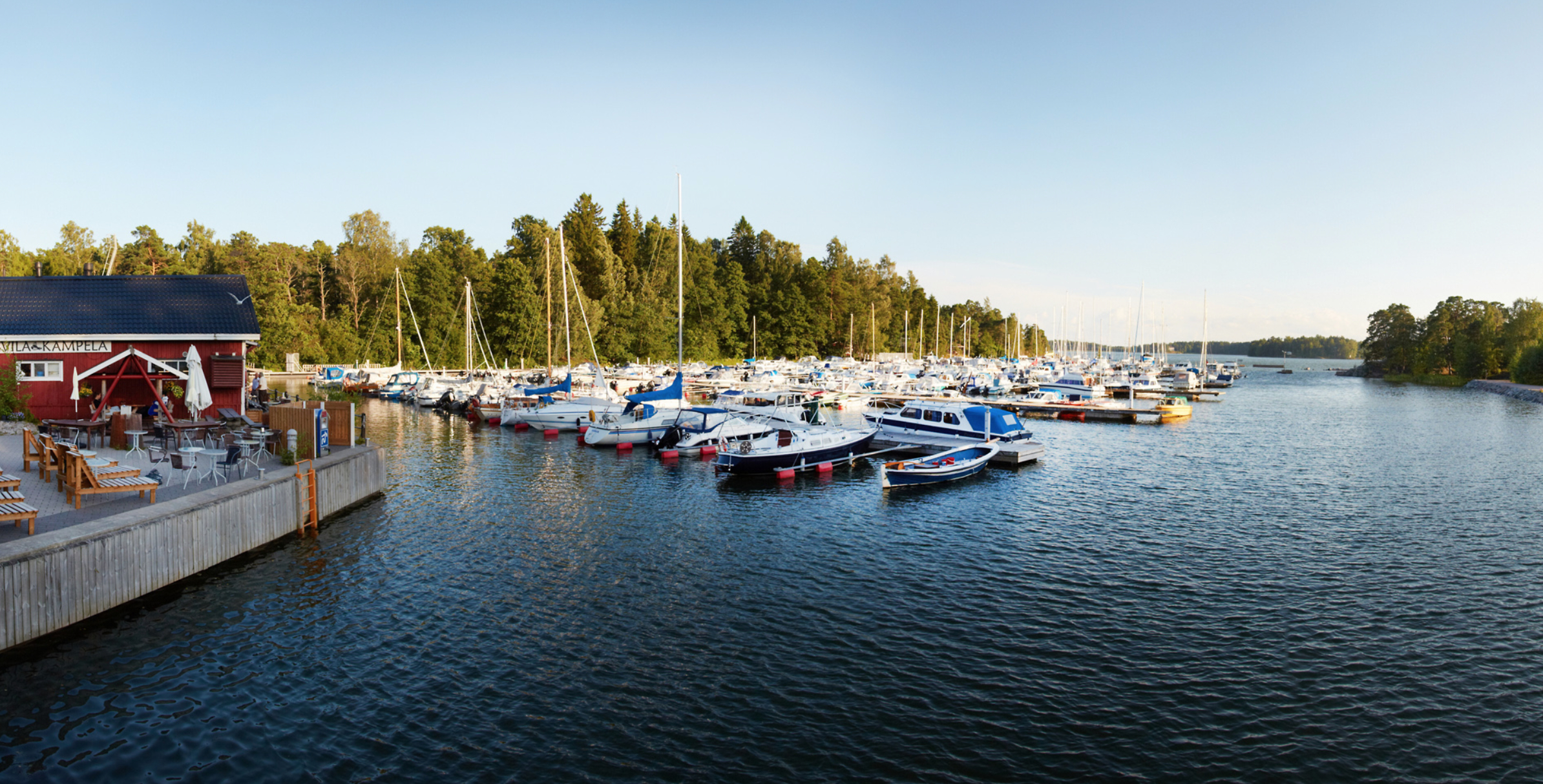 Venesatama Kahvila Kampelan yhteydessä