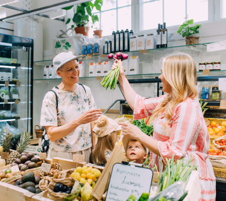 Family shopping at the Hakaniemi Market Hall (1)