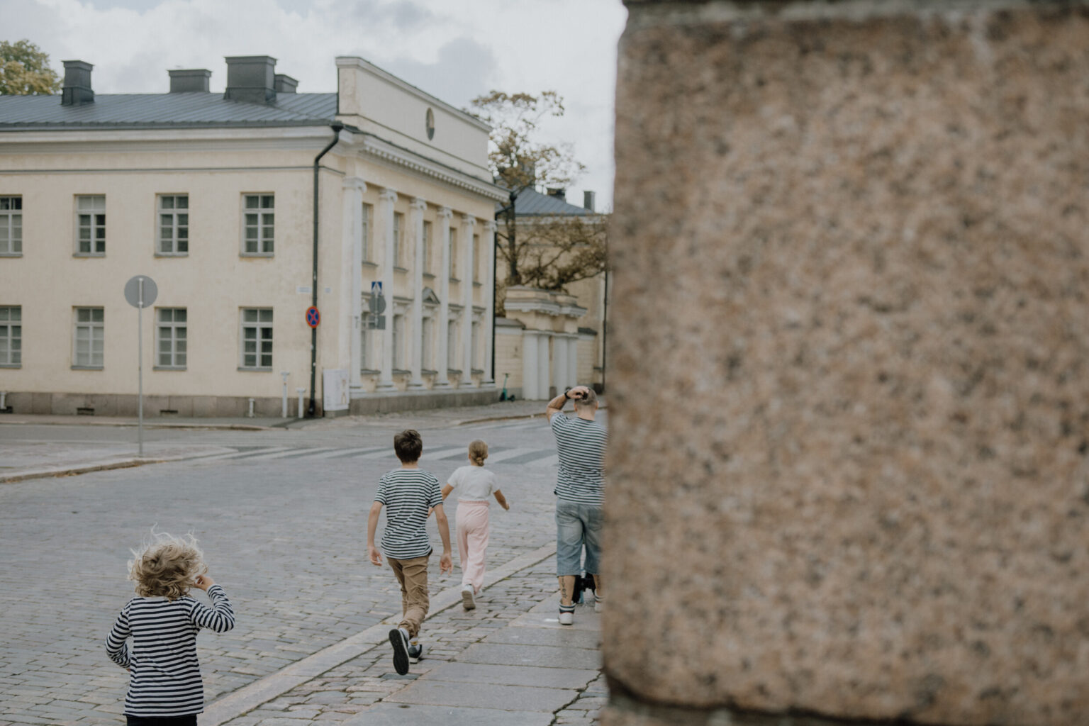 Kids walking in Kruununhaka Helsinki