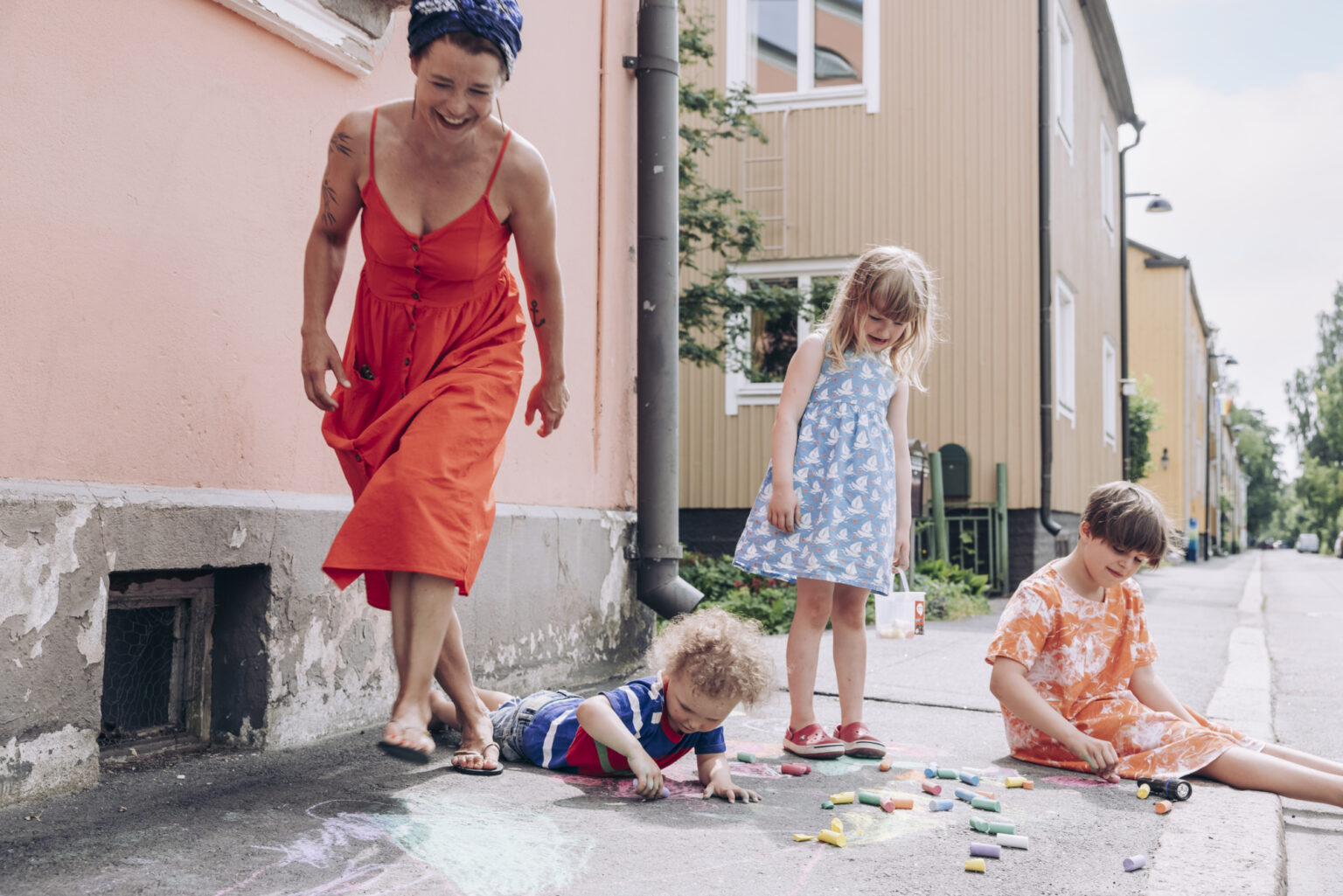 Children draw on the street with chalks (1)