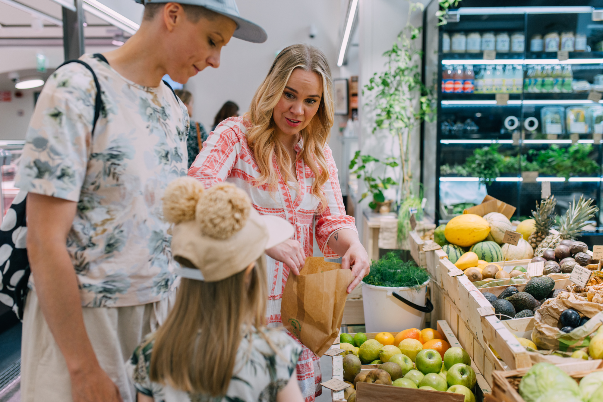 Family shopping at the Hakaniemi Market Hall (2)