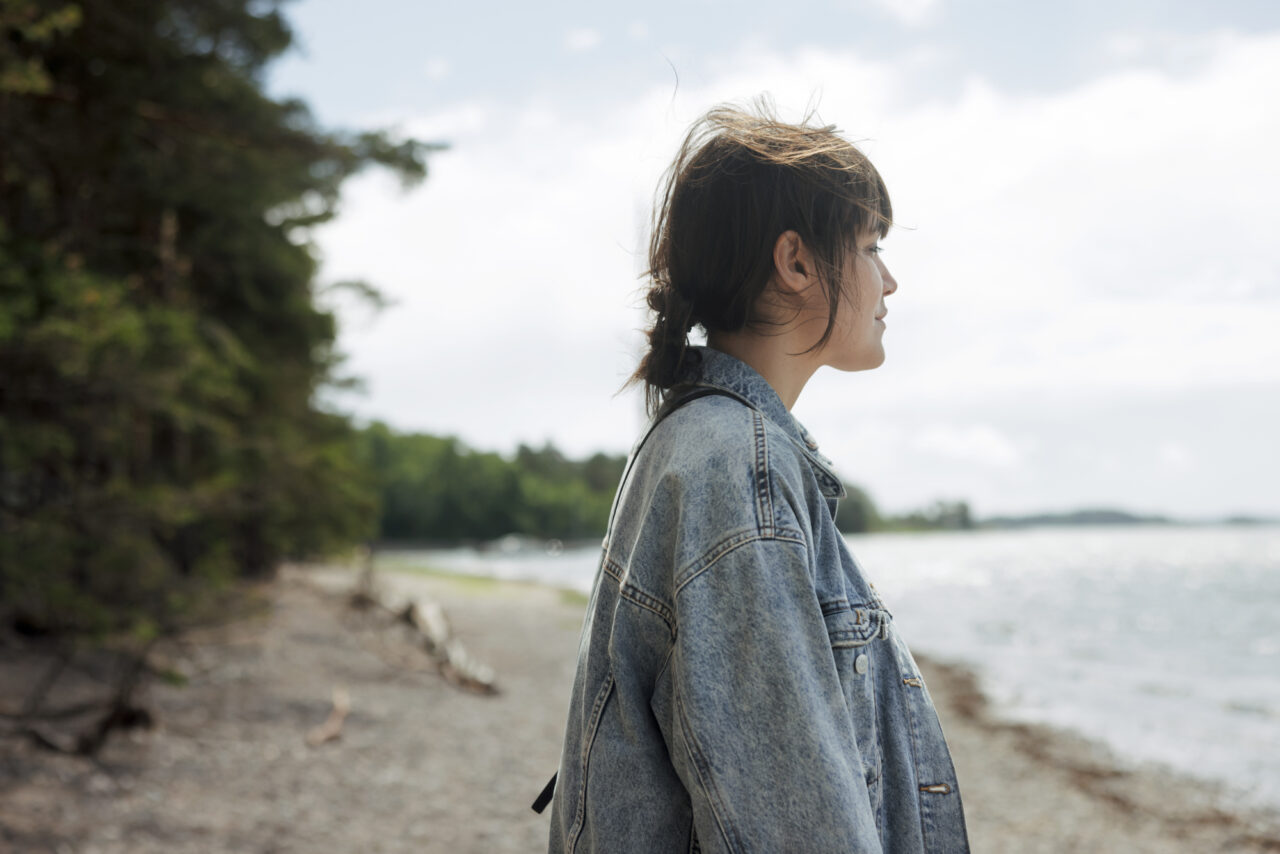 Woman on seashore in Vuosaari, Kallvik (2)