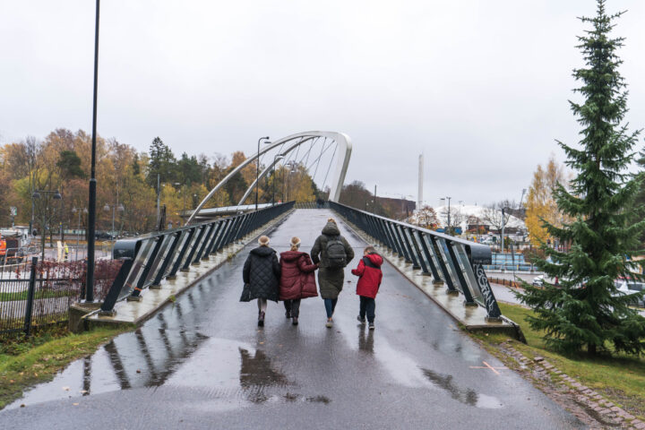 Family on Auroransilta Bridge