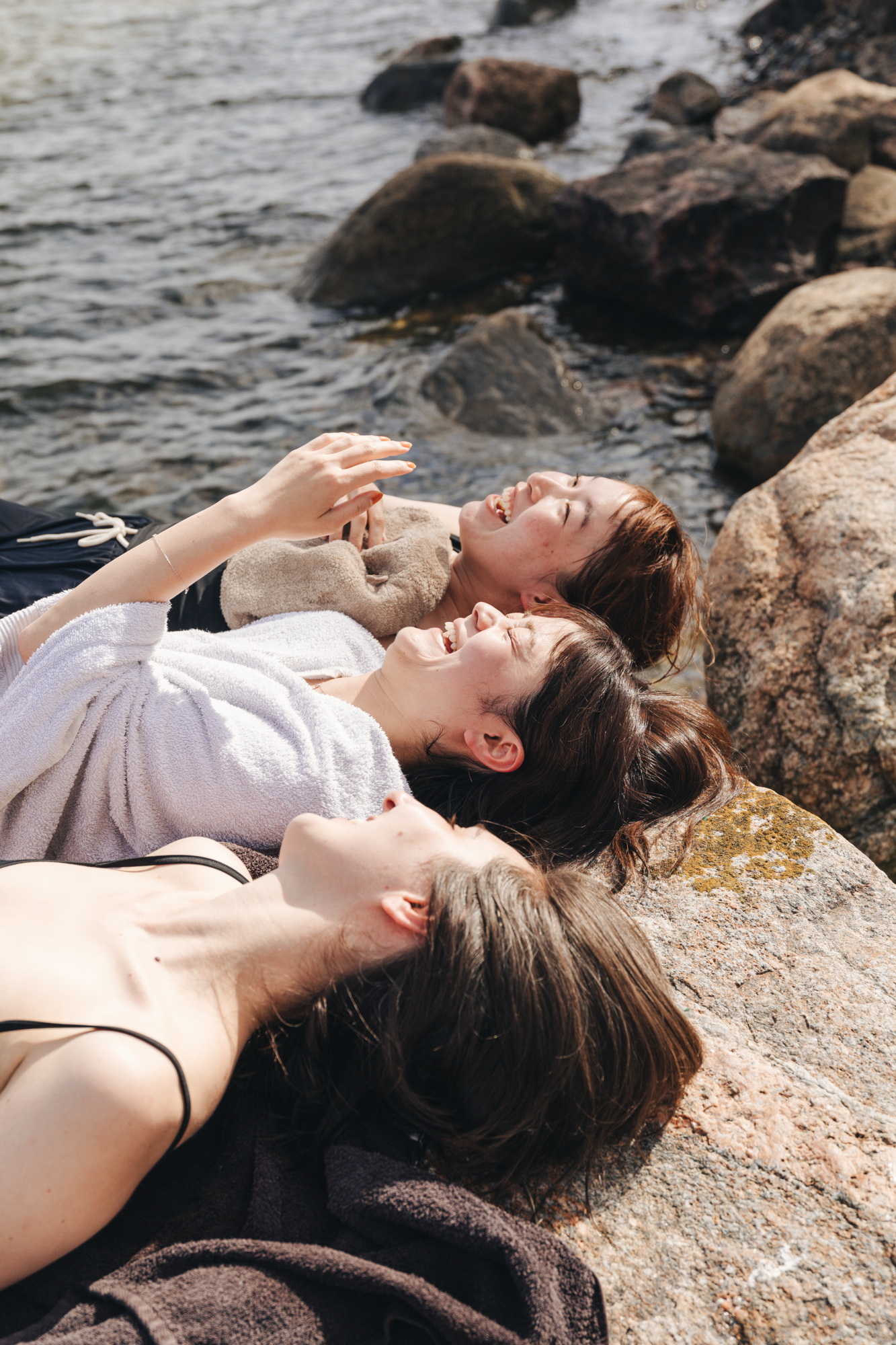 3-day trip to Helsinki: Girls sunbathing on the rocks (1)