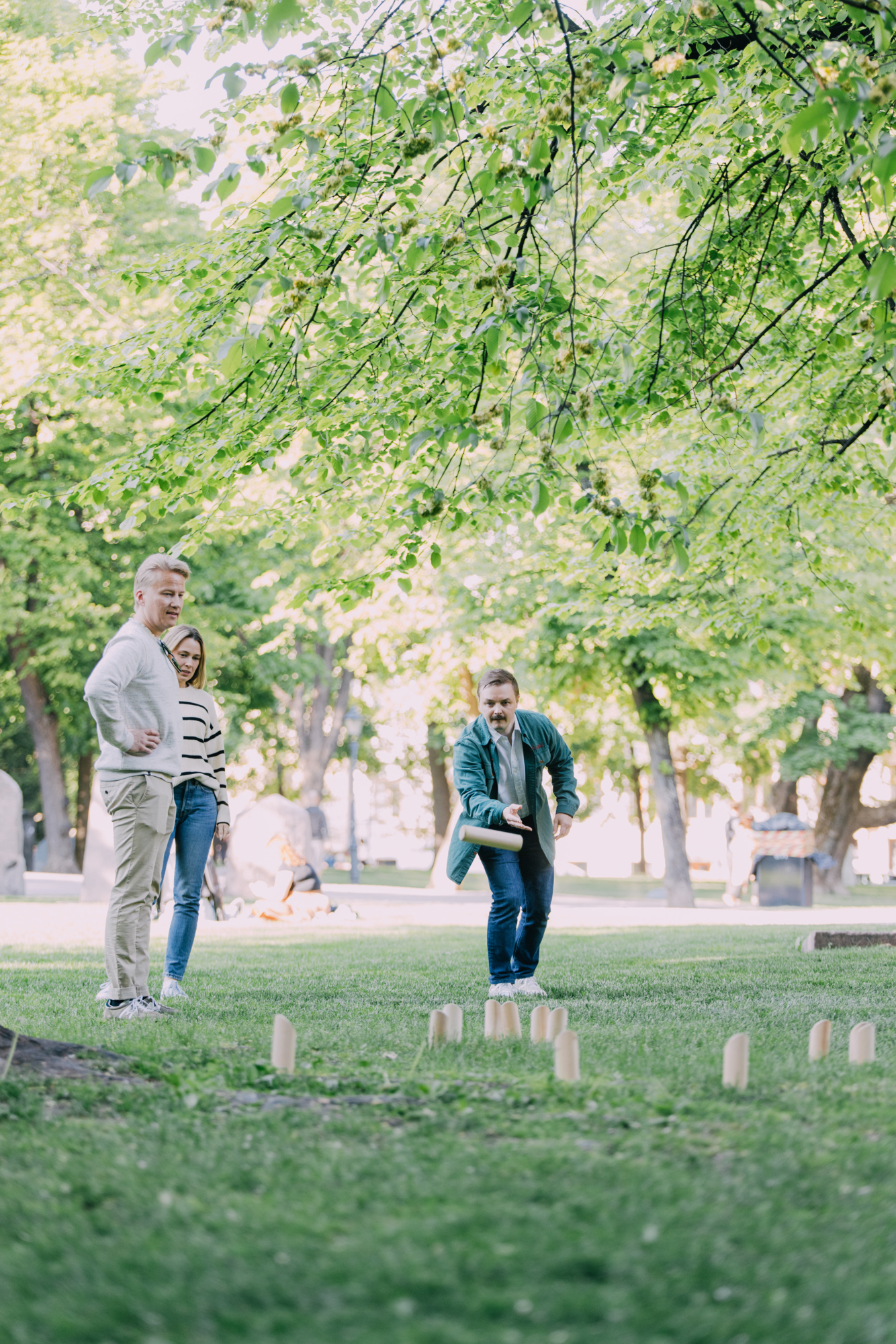 Group of people playing Mölkky in Ruttopuisto park (5)