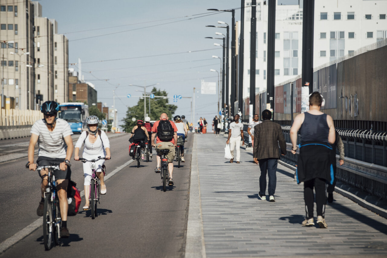 Itinerary to Pasila: People walking and cycling on Pasila bridge